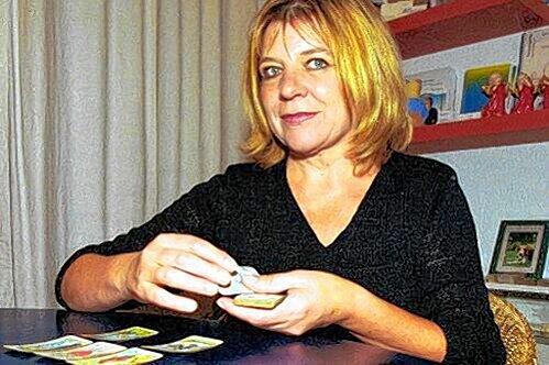 Schute für die AZ-Leser in die Tarot-Karten: Margarita Kröll.