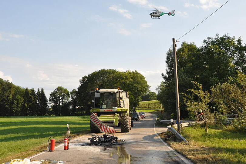 Bei einem Frontalzusammenstoß mit einem Mähdrescher ist am Donnerstag ein Motorradfahrer auf einer Staatstraße bei Polling in Oberbayern ums Leben gekommen.