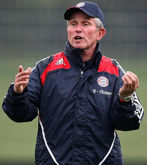 JUPP HEYNCKES (63), vom 28. April 2009 bis 30. Juni 2009. Titel: keine. Bilanz: Wegen Klinsi dem Wahnsinn und der Verzweiflung nahe wählte Hoeneß die Hitzfeld-SOS-Nummer. Der lehnte ab, Kumpel Jupp war zufällig zu Gast am Tegernsee. Und sorgte für souveräne Entschleunigung.