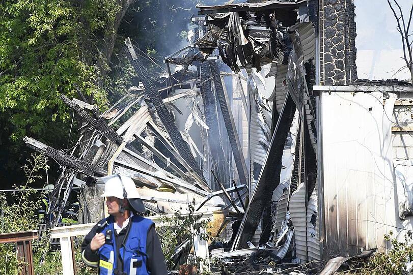 Die Lagerhalle in Markt Indersdorf ist komplett abgebrannt - wie es zu dem Feuer kam, ist aktuell noch unklar. Die Bilder vom Feuerwehreinsatz.