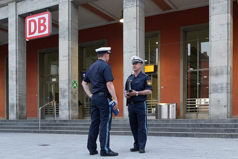 Die Bilder von den Vorbereitungen: Ab 20 Uhr begann die Polizei damit, den Bahnhof abzuriegeln.