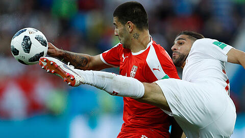Der Schweizer Ricardo Rodriguez (rechts) und Serbiens Aleksandar Mitrovic kämpfen um den Ball.