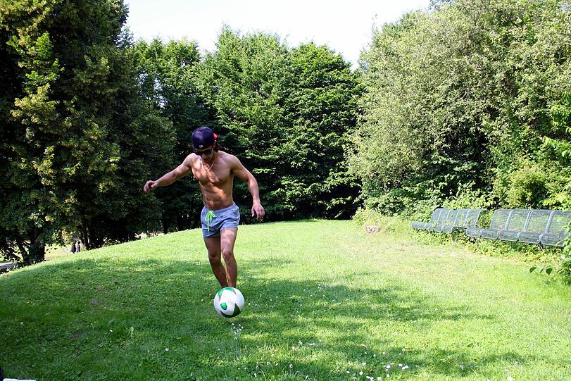 Bälle fliegen hier eigentlich ständig rum. Wer's kann, spielt sie lässig zurück.