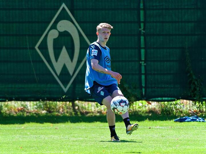 Jan-Niklas Beste spielt den Ball. Foto: Andreas Gumz/gumzmedia/dpa/Archivbild