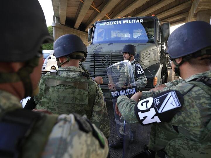 Mexikanische Militärpolizisten an einem Einwanderungskontrollpunkt.