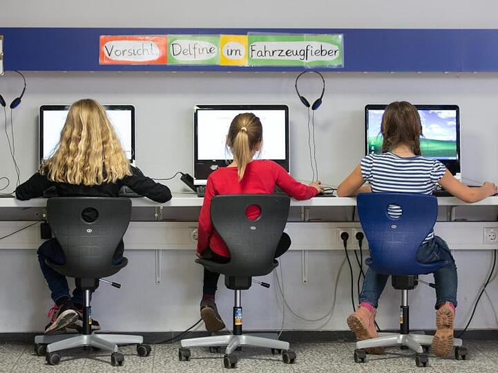 Der Bund will das Grundgesetz ändern, damit er den Ländern fünf Milliarden Euro für die geplante stärkere Digitalisierung der Schulen zahlen darf.