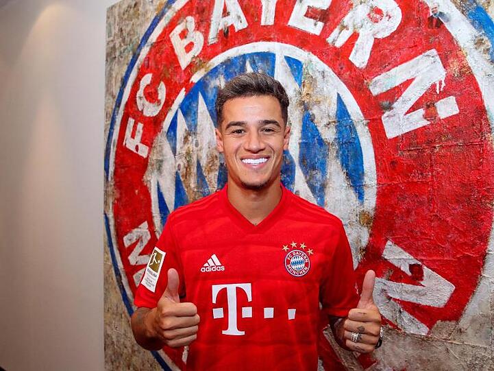 Philippe Coutinho hebt im Trikot des FC Bayern München die Daumen. Foto: FCB//FC Bayern München AG