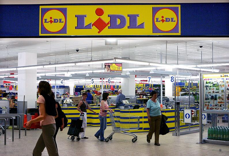 Kunden wie Angestellte waren ahnungslos: Jeden Morgen um sechs Uhr kam die Lidl-Stasi und soll Kameras installiert haben &ndash; angeblich um Ladendiebe aufzuspüren.