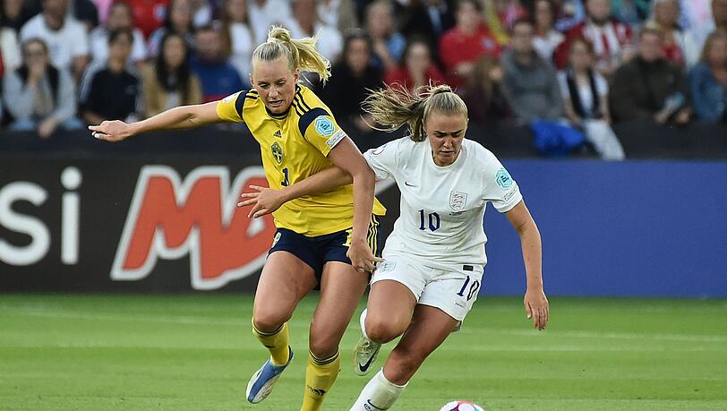 Englands Georgia Stanway (r) kämpft gegen Stina Blackstenius aus Schweden um den Ball.