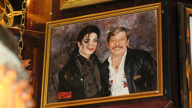 Der "King of Pop" war tatsächlich auch in der Bar-Legende "Roy" zu Gast: Michael Jackson mit Künstlerbetreuer Teddy Lakis. Der "King of Pop" war tatsächlich auch in der Bar-Legende "Roy" zu Gast: Michael Jackson mit Künstlerbetreuer Teddy Lakis.