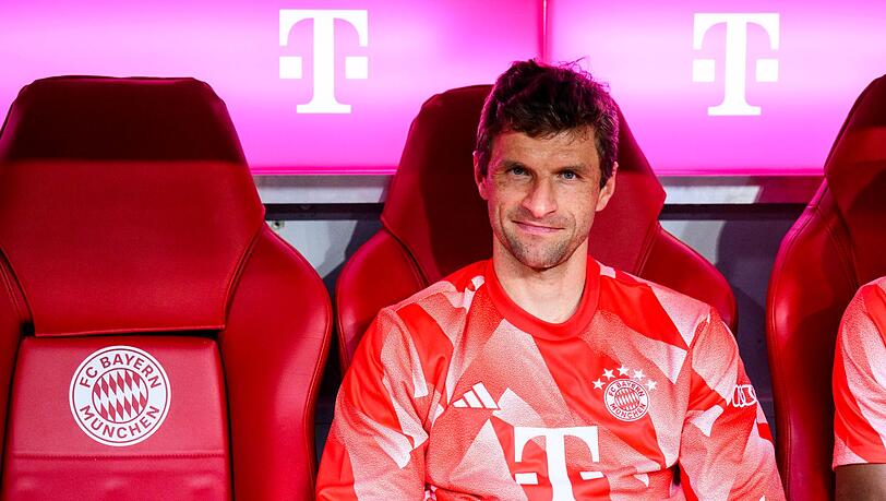 Münchens Thomas Müller sitzt auf der Ersatzbank.