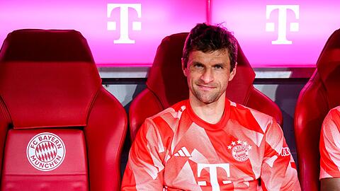 Münchens Thomas Müller sitzt auf der Ersatzbank.