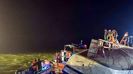 Das Schiff war bei Sturm und Gewitter gekentert.
