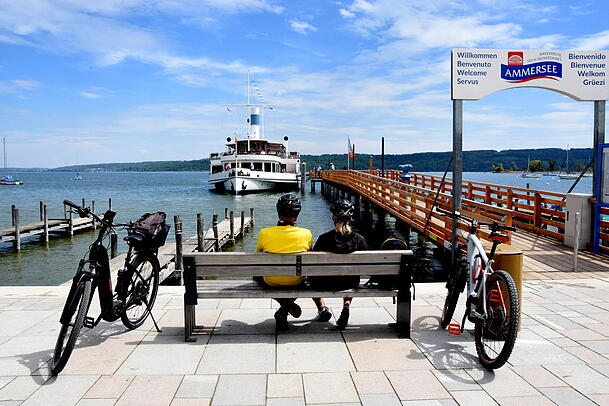 Zwei Radlfahrer am Ammersee. Zwei Radlfahrer am Ammersee.