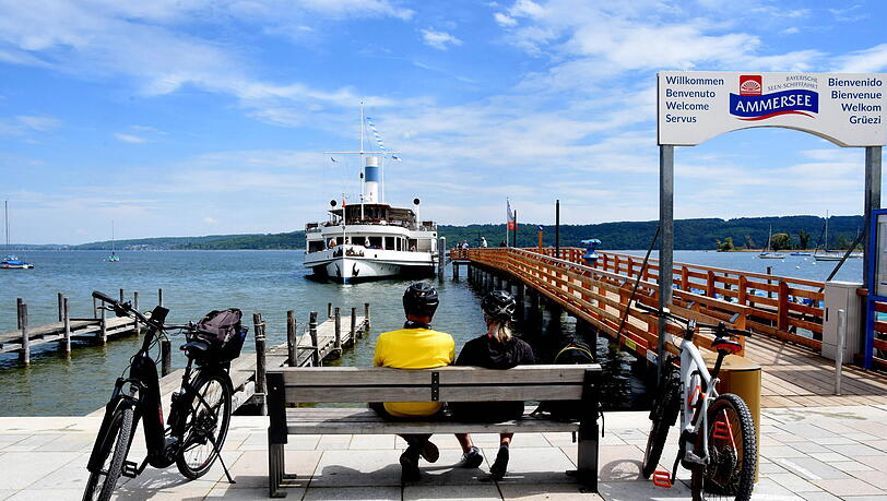 Zwei Radlfahrer am Ammersee. Zwei Radlfahrer am Ammersee.