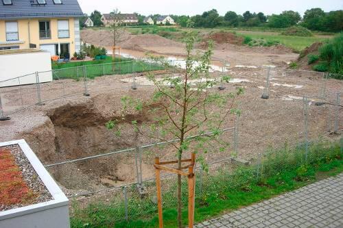 Monatelang wurde ein 30 Meter breiter Streifen direkt neben dem Neubaugebiet Haffstraße ausgegraben. Die Stadt fand nichts dabei.