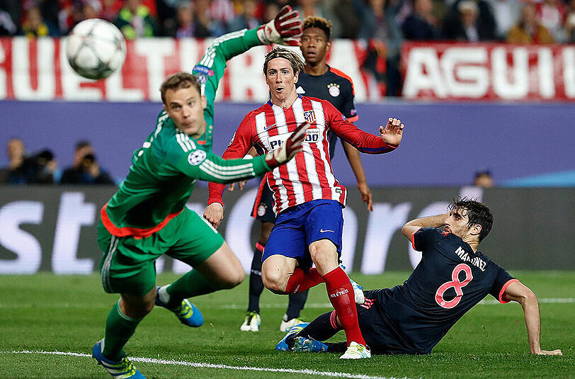 Bayern-Keeper Manuel Neuer (links) und Bayern-Verteidiger Javi Martínez (rechts) mit vereinten Kräften gegen Atlético-Stürmer Fernando Torres. Szene aus dem Hinspiel, das die Spanier 1:0 gewannen.