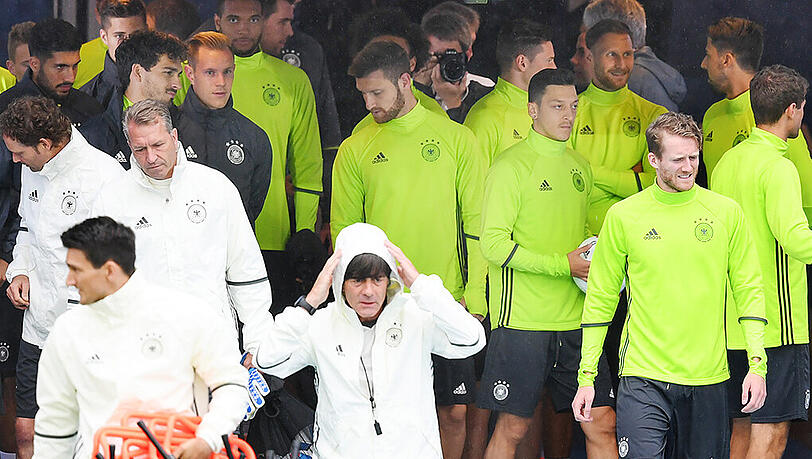 Für Bundestrainer Jogi Löw und seine Mannschaft geht es am Dienstagabend gegen Nordirland um den Gruppensieg. Für Bundestrainer Jogi Löw und seine Mannschaft geht es am Dienstagabend gegen Nordirland um den Gruppensieg.