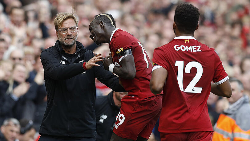Liverpools Trainer Jürgen Klopp (links) freut sich nach Spielende mit seinem Spieler Sadio Mane. Liverpools Trainer Jürgen Klopp (links) freut sich nach Spielende mit seinem Spieler Sadio Mane.