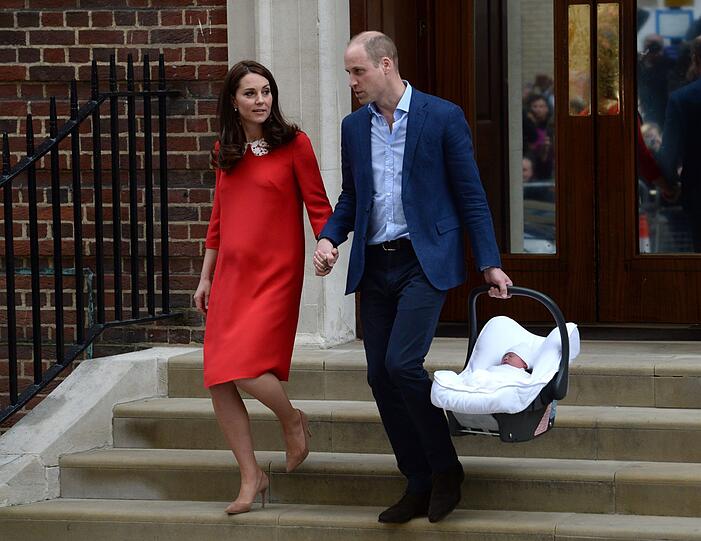 Herzogin Kate und Prinz William verlassen sieben Stunden nach der Geburt das Krankenhaus.