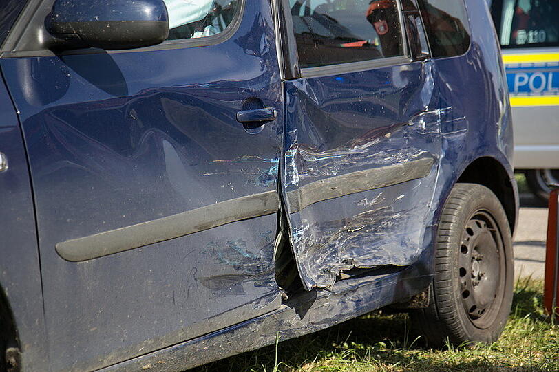 Bei einem Unfall an einer Kreuzung in Weildorf ist am Freitag eine Person schwer verletzt worden. Ein Mercedes-Fahrer hatte einen Skoda übersehen - es kam zum Zusammenstoß.