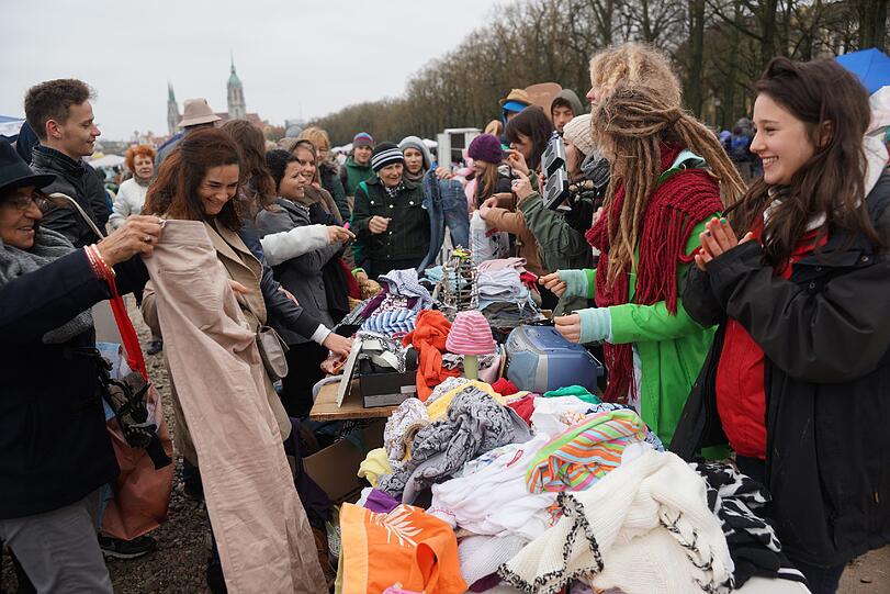 Die Bilder vom BRK Flohmarkt auf der Theresienwiese.