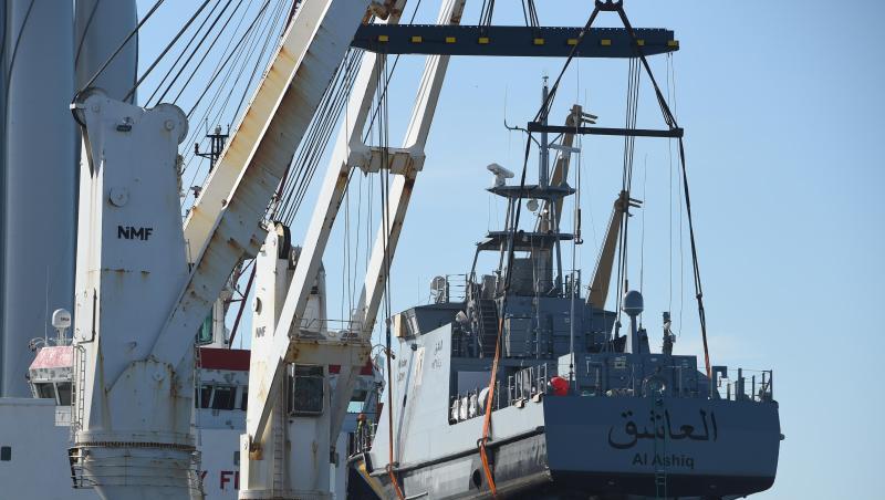 Ein Küstenschutzboot für Saudi-Arabien wird im Hafen Mukran auf ein Transportschiff verladen (Archivbild). Ein Küstenschutzboot für Saudi-Arabien wird im Hafen Mukran auf ein Transportschiff verladen (Archivbild).