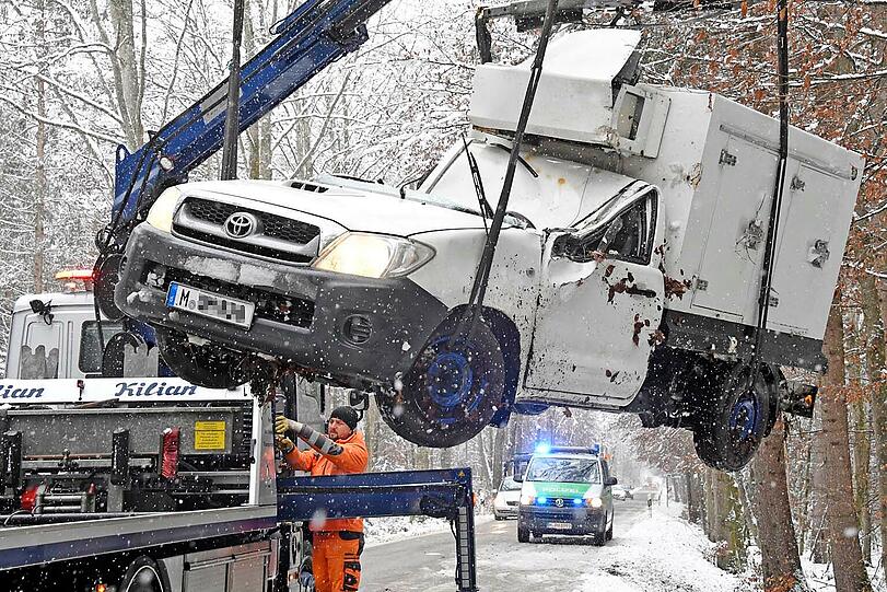 Der verunfallte Kleinstransporter wird abgeschleppt.