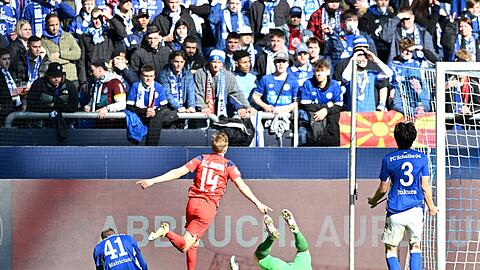 Der Rostocker Svante Ingelsson (M.) jubelt nach seinem Führungstreffer.
