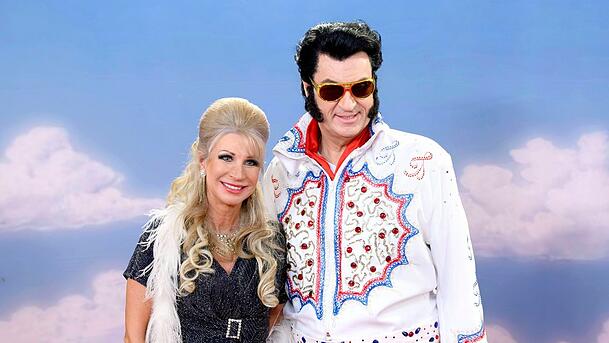 Er ist Fan der Veranstaltung: Markus S&ouml;der als Elvis Presley mit seiner Frau Karin Baum&uuml;ller-S&ouml;der bei "Fastnacht in Franken".