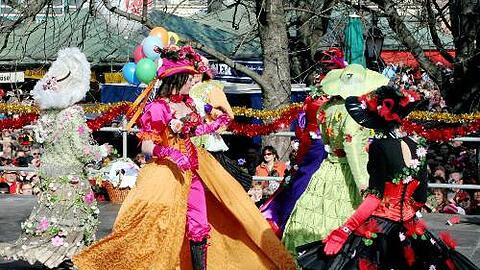 Am Faschingsdienstag gehört der Viktualienmarkt den Narren.