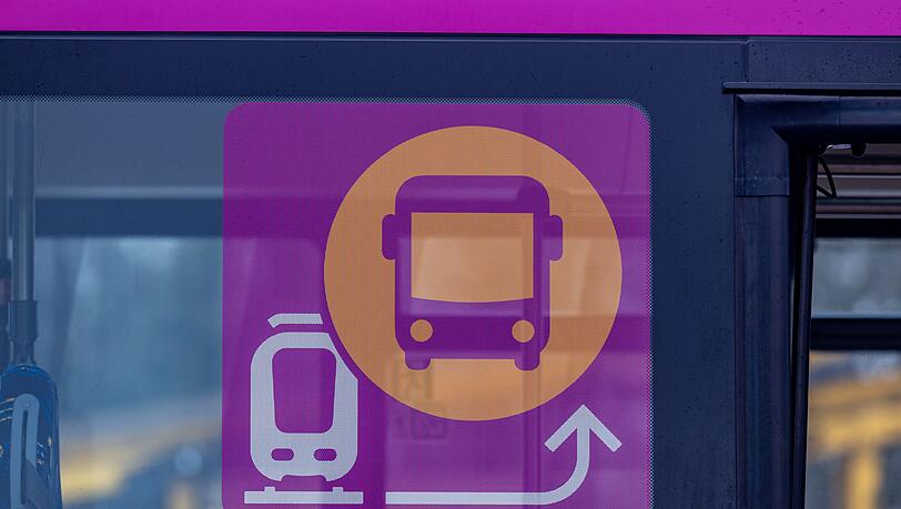 Die Korridorsanierung zwischen Obertraubling und Passau verläuft nach Plan. Teils gibt es deswegen Schienenersatzverkehr mit Bussen. (Archivbild) Die Korridorsanierung zwischen Obertraubling und Passau verläuft nach Plan. Teils gibt es deswegen Schienenersatzverkehr mit Bussen. (Archivbild)