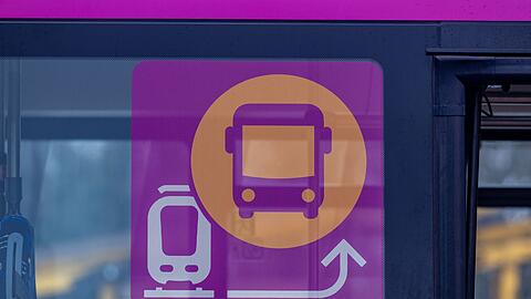 Die Korridorsanierung zwischen Obertraubling und Passau verl&auml;uft nach Plan. Teils gibt es deswegen Schienenersatzverkehr mit Bussen. (Archivbild)
