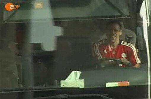 Spaßvogel Ribéry: Der Bayern-Star setzt sich im Trainingslager 2009 kurzerhand hinters Steuer des Mannschaftsbusses - und fährt gegen einen Poller.