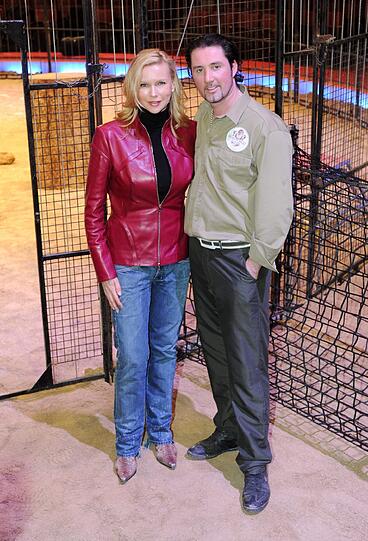 Veronica Ferres tauft Löwenmädchen "Alba" - die Bilder aus dem Circus Krone