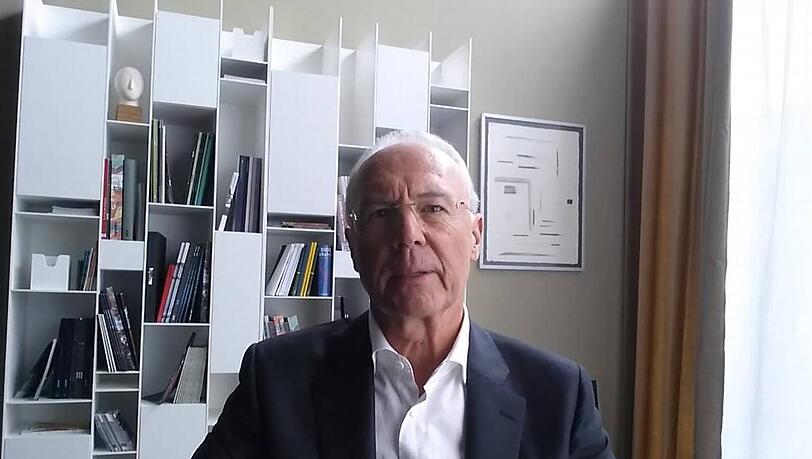 Ausschnitt aus dem leicht verstörenden Video mit dem Kaiser: Franz Beckenbauer berichtet von seinem Alien-Besuch. Ausschnitt aus dem leicht verstörenden Video mit dem Kaiser: Franz Beckenbauer berichtet von seinem Alien-Besuch.