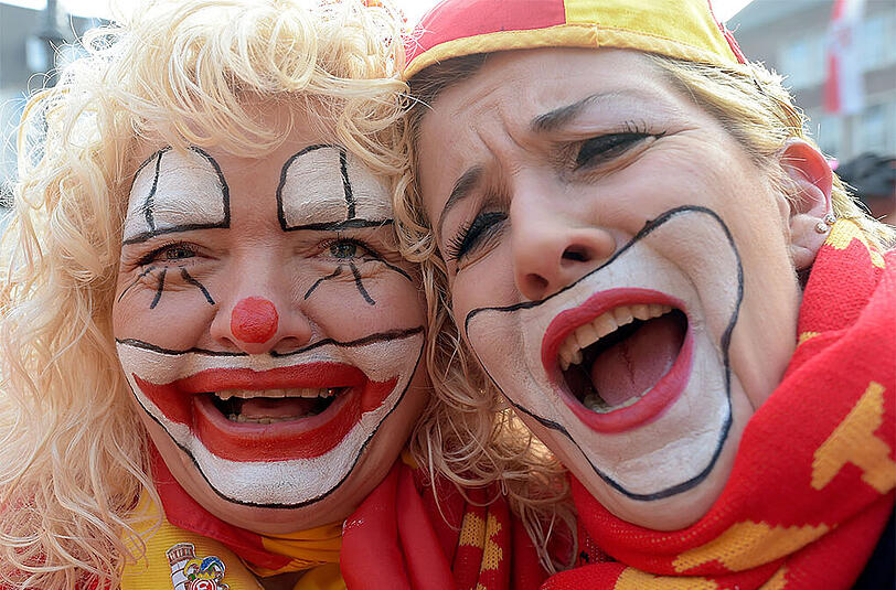 Die Karnevalszeit hat begonnen! Klicken Sie sich durch die ersten Bilder der Weiberfastnacht in Köln!