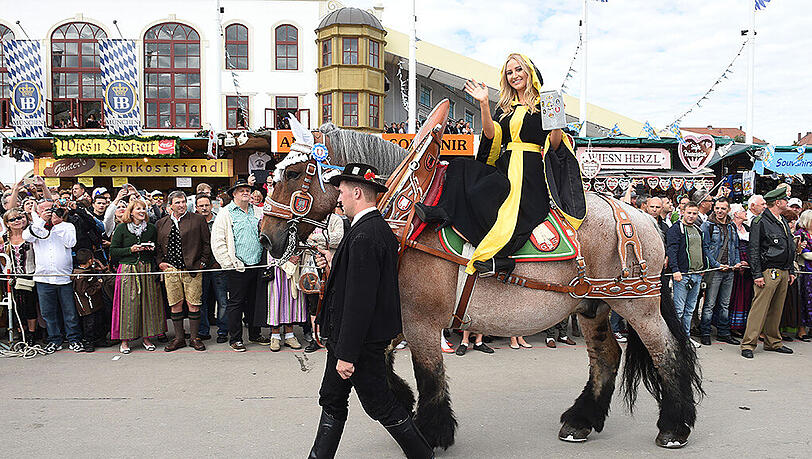 Das neue Münchner Kindl beim Einzug der Wiesn-Wirte. Das neue Münchner Kindl beim Einzug der Wiesn-Wirte.
