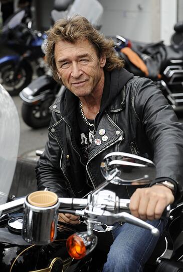 Dass Rocker Peter Maffay Feuer und Flamme fürs Motorradfahren ist, merkt man nicht zuletzt im Video zu seiner Single &bdquo;Halleluja&ldquo;. Hier düst er mit einem Bike über die Kanareninsel Fuerteventura. Und auch die Songs &bdquo;Nur du hörst&ldquo; und &bdquo;Gelobtes Land&ldquo; handeln von der Freiheit beim Fahren.
