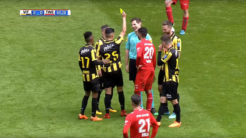 Warum nicht mal anders herum? Bei diesem Spiel bekommt der Schiri eine gelbe Karte.