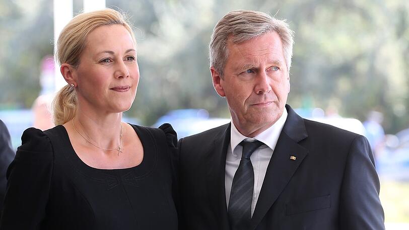 Erst Trennung, dann Suff-Fahrt! Bettina Wulff, ehemalige First Lady, muss nach einer Trunkenheitsfahrt für elf Monate ihren Führerschein abgeben. Kurz zuvor, im Oktober, gaben Ex-Bundespräsident Christian Wulff und seine Gattin das erneute Beziehungs-Ende bekannt.