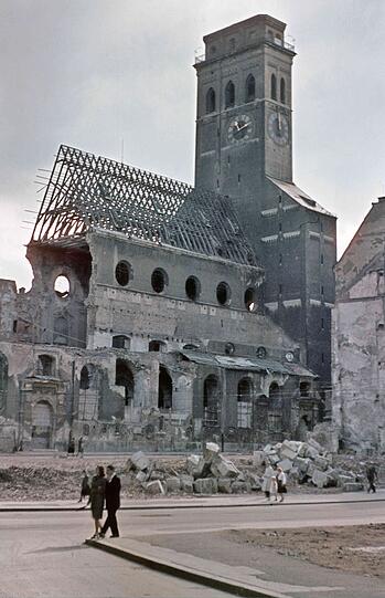 Der Alte Peter im Mai 1948: Das Langhaus ist zur Hälfte zerstört, der massive Turm steht noch, ist aber seiner Laternen-Kuppel beraubt. Zum Glück war viel von der Innenausstattung rechtzeitig ausgelagert worden.