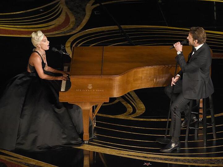 Lady Gaga und Bradley Cooper singen "Shallow" bei der Oscar-Verleihung.