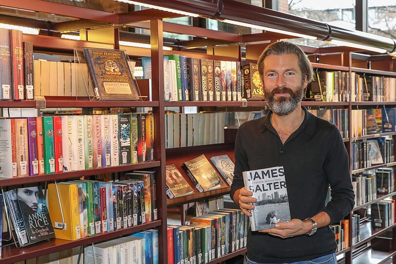 Eine Buchempfehlung? "Gern", sagt Bibliothekar Marcel Andre Wroblewski (39): "Charisma - mit Erzählungen von James Salter!"