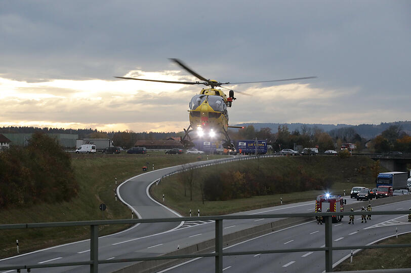 Der Fahrer des österreichischen Sattelzuges fuhr trotz Vollbremsung auf den Autotransporter auf. Dabei wurde der 47-Jährige lebensbedrohlich verletzt und in seinem Lkw eingeklemmt.