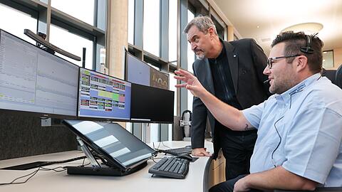 Ministerpräsident Söder besuchte auch die neue Integrierten Leitstelle für die Landkreise Ansbach und Neustadt/Aisch. Ministerpräsident Söder besuchte auch die neue Integrierten Leitstelle für die Landkreise Ansbach und Neustadt/Aisch.