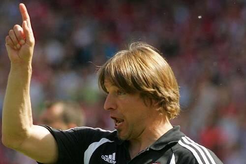 Vorwärts, aufwärts: Nürnbergs Trainer Michael Oenning will die positiven Eindrücke aus der Vorbereitung ins Auftaktspiel gegen Schalke mitnehmen.