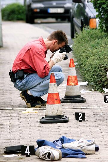 22. Juni 2000: Bei einer Ausweiskontrolle im hessischen Niederwalluf schießt ein Mann auf zwei 32 und 43 Jahre alte Polizisten. Der 32-Jährige stirbt an einem Bauchschuss.