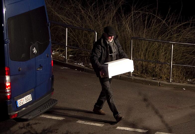Autoknacker haben im saarländischen Merzig im Kofferraum eines abgestellten Wagens ein totes Baby entdeckt. Die Leiche lag im Kofferraum in einem Rucksack.