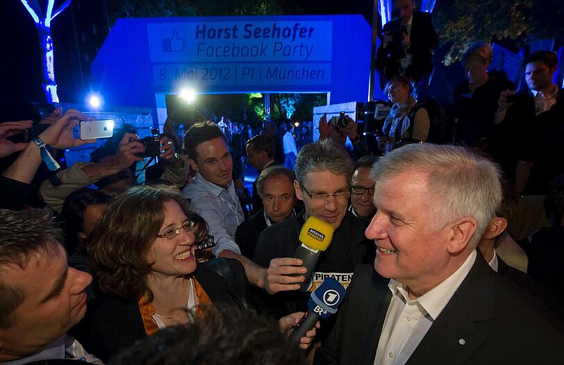 Seehofers Facebook-Party kann man getrost als gefloppt bezeichnen. Statt 2500 geladenen Gästen erschienen gerade mal 500. Böse Zungen behaupten, davon waren 150 Journalisten dabei. Die Bilder vom Event im Münchner P1